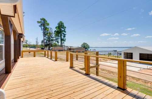 Negreet House | Fishermans Paradise Lake-View Home in Many!