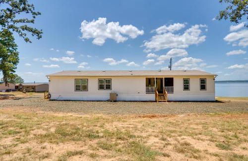 Negreet House | Fishermans Paradise Lake-View Home in Many!