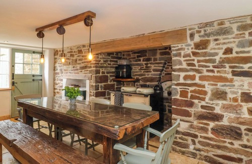 Chulmleigh House | FISHERMEN'S COTTAGE, pet friendly, with hot tub in Chulmleigh