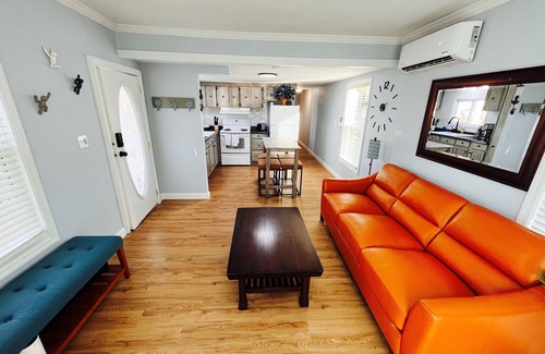 Prosperity House | Fishing Paradise. Super relaxing 2-bedroom Lakefront with AMAZING Screened porch