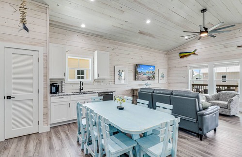 Palm Harbor House | Fishtastic! Waterfront,Community Pool,Walk to Bars, Restaurants and Pier!