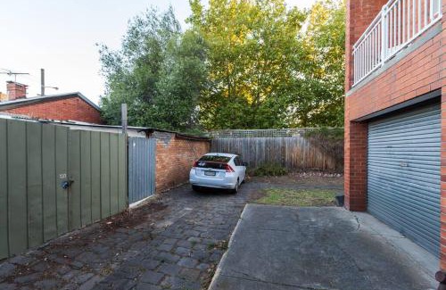 Fitzroy North Apartment | Fitzroy meets Clifton Hill at this Cosy Retreat