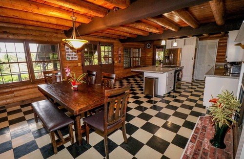 Honokaa House | Five bedroom log cabin near Waipi'o Valley