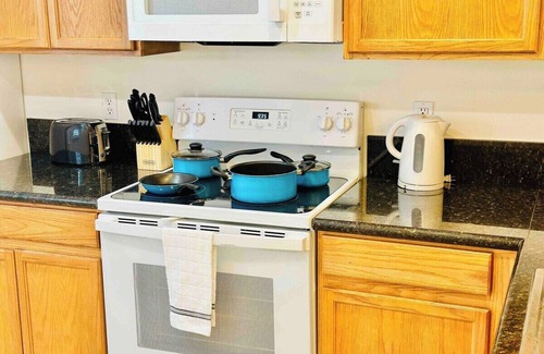 Reno House | Fiveplex Breing The Entire Team/12Bd 12Ba/Sleeps42/12 Queens & 12 Twins/6 Half