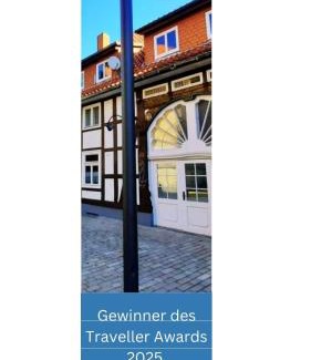 Herford Apartment | Flair Apartments 'FACHWERK & FLAIR' - Altstadt-Apartment 78 qm für Urlaub oder Geschäftsreise, Innenstadtlage, ruhig, modern, 900 m Bahnhof, 24 Std Check-in, WLAN, Streaming, Küche, Regendusche, 2 x Doppelbett, direkt am neuen Markt in der Altstadt
