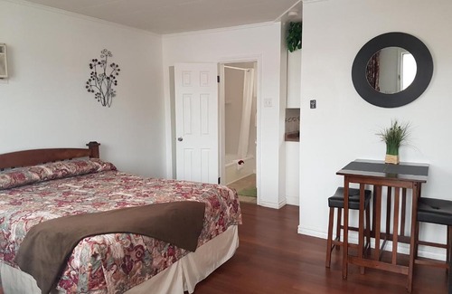 East Kootenay Hotel | Flamingo Motel