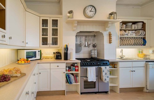 Seaview Apartment | Flat 1, Baymount - a flat that sleeps 6 guests in 2 bedrooms & Cabin (sleeps a further 4)