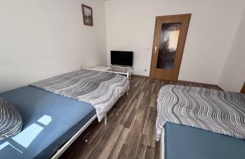 Zeitz Apartment | flat for 7 full kitchen Smart TV&WIFI 3 rooms