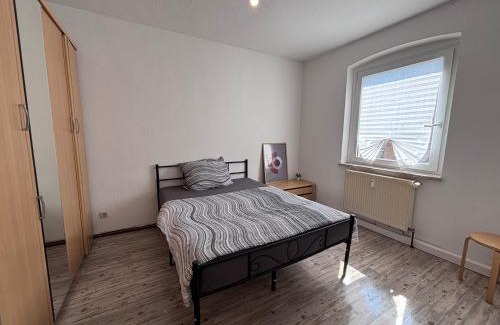 Zeitz Apartment | flat for 7 full kitchen Smart TV&WIFI 3 rooms