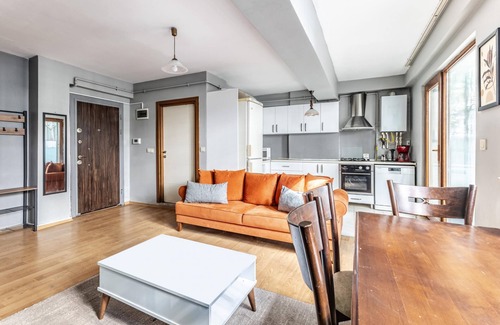 Maltepe Apartment | Flat with Backyard 6 min to Bostanci Show Center