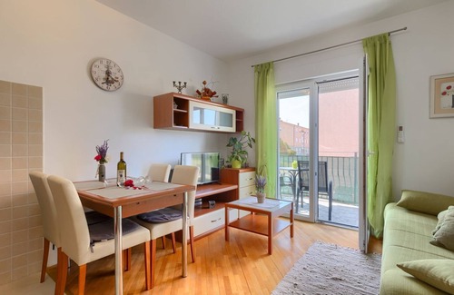Valdebek Apartment | Flat with WLAN, air conditioning, balcony