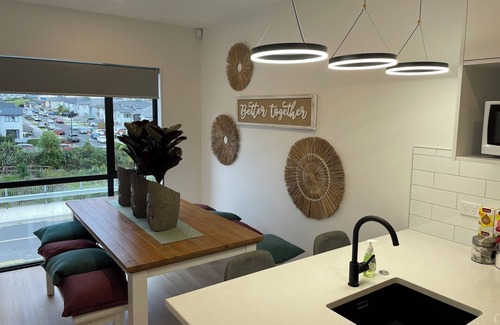 Flat Bush House | Flatbush Holiday Accommodation, 3 Bedroom Town House WH1 | Apartment