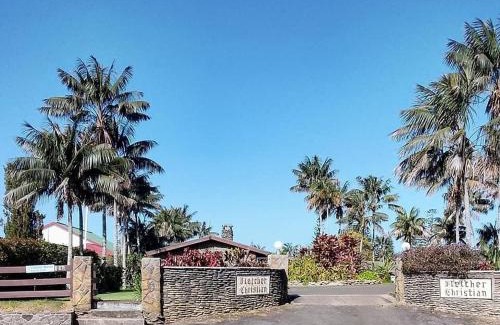 Burnt Pine Apartment | Fletcher Christian Apartments - Manava Suites