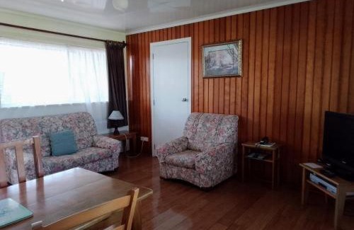 Burnt Pine Apartment | Fletcher Christian Apartments - Manava Suites