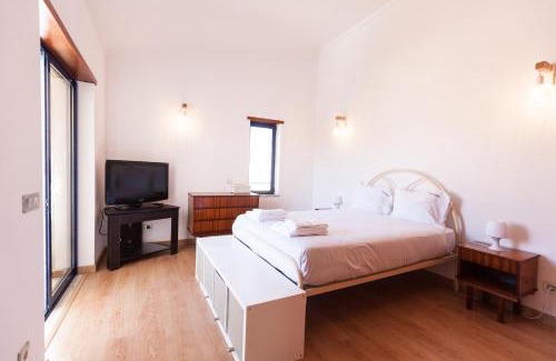 Charneca de Caparica e Sobreda House | FLH Caparica Town House with Pool