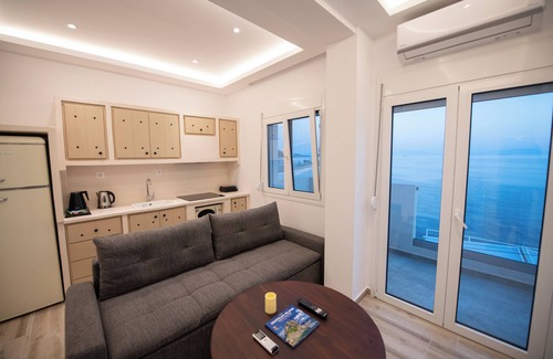 Loutraki Apartment | Flisvos Beachfront Apartments