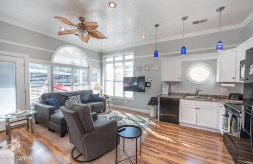 Parsons Boat Rental | Floating house next to boat ramp & marina!