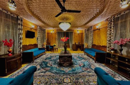 Dal Lake Boat Rental | Floating Luxury Group Of Houseboats