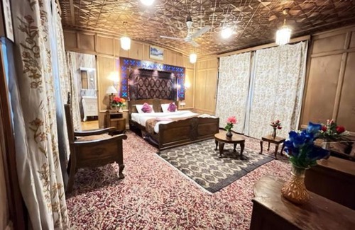 Dal Lake Boat Rental | Floating Shanghai group of houseboats