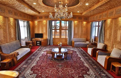 Dal Lake Boat Rental | Floating Shanghai group of houseboats