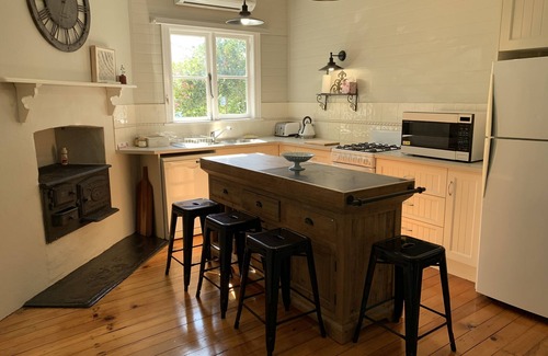 Cessnock Cottage | Florence Cottage, 10 minutes from Hunter Valley Vineyards. Family friendly.
