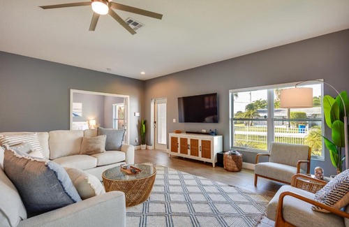 Jensen Beach House | Florida Gem Saltwater Pool By Beaches and Kayaking!