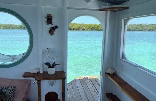 Key West Boat Rental | Florida Keys Living: Your Charming Houseboat Getaway in the Florida Keys!
