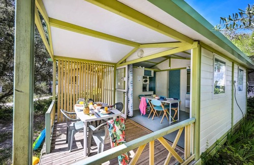 Castries Ski Chalet | Flower Camping le FONDESPIERRE * - Standard chalet - 25 m2 (2 bedrooms - air conditioning - TV) covered terrace 5 people
