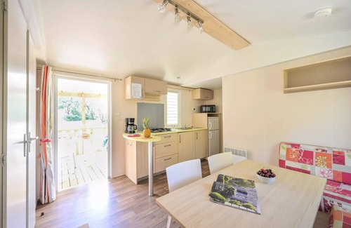 Castries House | Flower Camping le FONDESPIERRE * - Mobil-home COMFORT - 26m2 (2 bedrooms + air conditioning + tv) 4 people