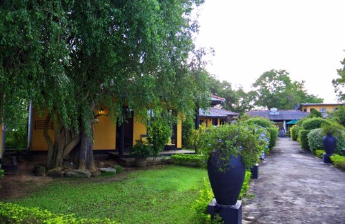 Mahasenpura House | Flower Garden Lake Resort