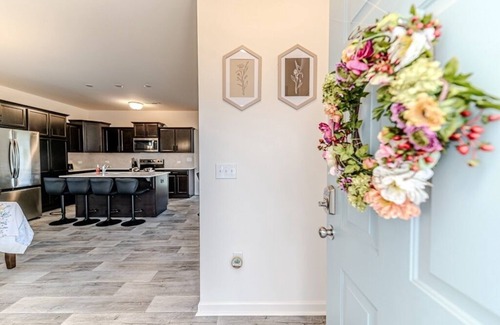 Black River House | Flower Power - Walk To Town - NEW