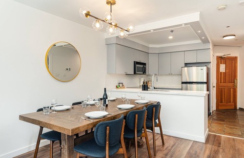 Upper Village Condo | ❄︎Flute Escape❄︎ | 2 BR Ski In/Ski Out | Heated Pool & Hot Tub | Free Parking
