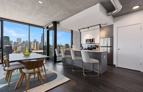 West Loop Apartment | Foodies!Best Dining & Nightlife Steps Away|TheBoho