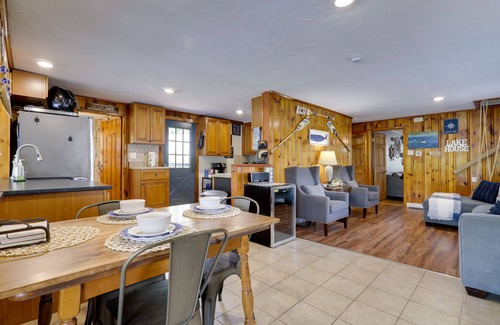 Plainville House | Football Fans Lake Retreat - 5 Mins to Gillette!