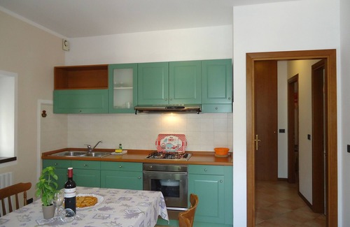 Idro Apartment | for 3-4 people, only 200m to the lake/beach, with garden, grill