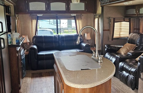 Necedah RV Rental | For 6 people Castle R Lake 30 min to Dells BBQ & boat fishing guide available.