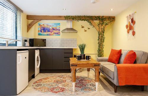 London Borough of Bromley Apartment | Forest 2BR Apt gated free Parking 2 acres Garden