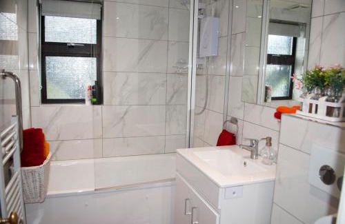 London Borough of Bromley Apartment | Forest 2BR Apt gated free Parking 2 acres Garden