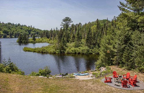 Joly Cottage | Forest Lake Retreat-6BR Waterfront Cottage