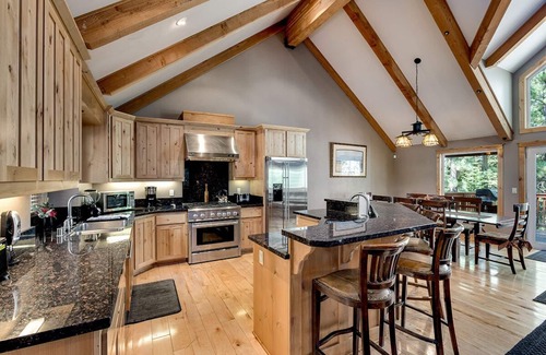 Tahoe Paradise House | Forest View Lodge – Private Hot Tub, Pool Table, & Forest Views
