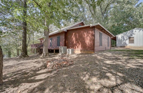 Fort Towson House | Fort Towson Cabin Less Than 1 Block to Raymond Gary Lake