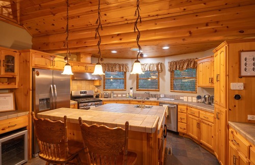 Whispering Forest House | Foster's Cabin, amazing views, great neighborhood.