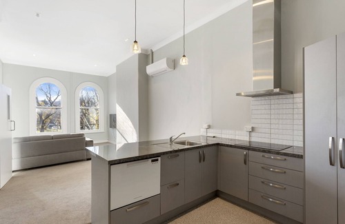 Dunedin City Centre Apartment | Four bedroom apartment over looking queens gardens