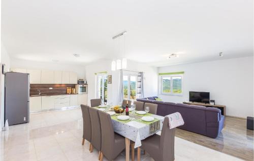Central Dalmatia House | Four-Bedroom Holiday Home In Blato Na Cetini