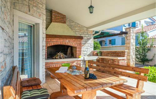 Gajana House | Four-Bedroom Holiday Home In Golubovo