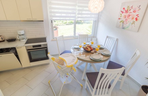 Hodilje House | Four Bedroom Holiday Home with Sea View