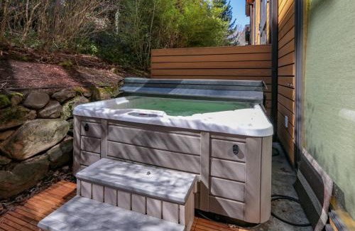 Hood River House | Four - River View Hot tub Luxurious Downtown Loft