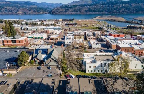 Hood River House | Four - River View Hot tub Luxurious Downtown Loft