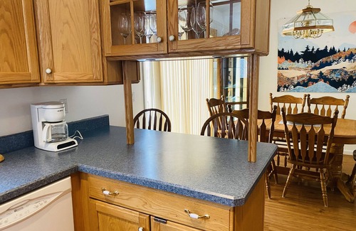 Day House | Four-Season Retreat by the Lake; pet friendly!