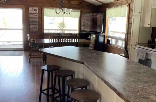 Weslemkoon House | Four Seasons Cozy Getaway